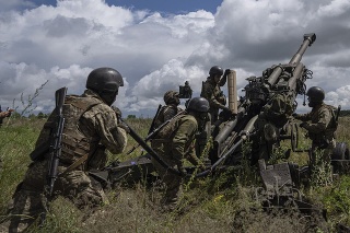 Ukrajinskí vojaci sa pripravujú na streľbu na ruské pozície v Charkovskej oblasti.