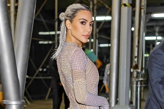 Kardashian vyvolala záujem prítomných, keď dorazila v odvážnych šatách.