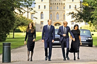Štvorica vychádza z Windsorského zámku.