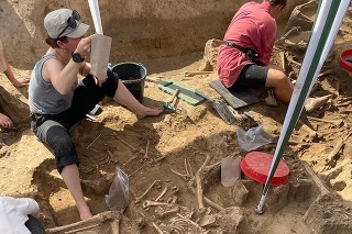 Pri výskume archeologickej lokality z mladšej doby kamennej vo Vrábľoch slovenskí vedci objavili najmenej 35 pozostatkov ľudských tiel.