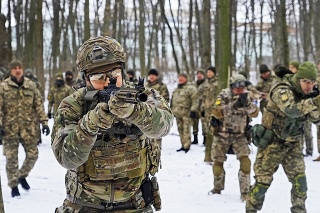 Ukrajinská armáda cvičí svojich vojakov pre prípad útoku.