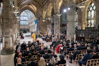 Prítomní sa účastnia na bohoslužbe pripomínajúcej život zosnulej britskej kráľovnej Alžbety II. v Katedrále svätého Egídia v škótskom Edinburghu