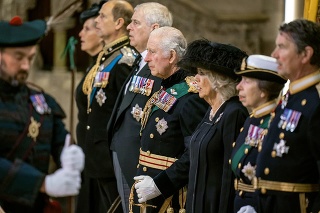 Ešte aj princezná Anne (vpravo) mala uniformu, ale Andrew vedľa Karola III. mohol mať len smoking.