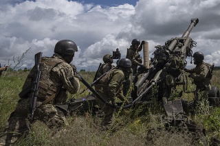 Ukrajinskí vojaci sa pripravujú na streľbu na ruské pozície v Charkovskej oblasti.