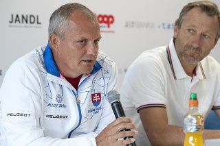 Na snímke sprava prezident Slovenského tenisového zväzu (STZ) Miloš Mečíř a nehrajúci kapitán Daviscupového tímu Tibor Tóth.