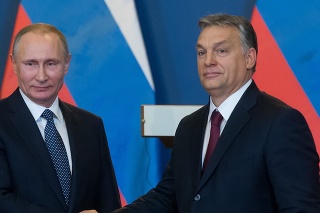 Archívna fotku z roku 2017. Zľava: Ruský prezident Vladimir Putin a maďarský premiér Viktor Orbán.