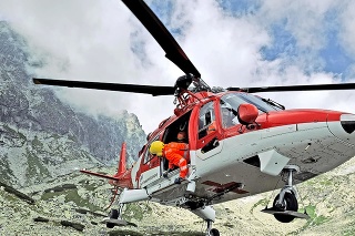 Leteckí zdravotníci pravidelne v horách a na ťažko dostupných miestach nasadzujú všetky svoje sily.