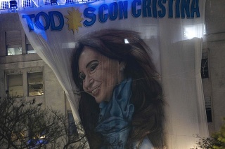 Vlajka s podobizňou argentínskej viceprezidentky Cristiny Kirchnerovej.