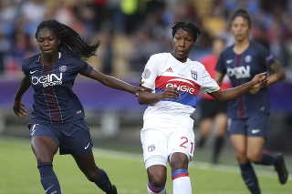 Aminata Diallová (vľavo) v drese PSG bojuje o loptu