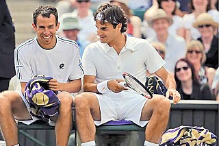 Dominik a Roger strávili v roku 2008 na jednej lavičke pauzy medzi gemami vo Wimbledone. Bol to pre Hrbatého posledný zápas na posvätnej tráve, ktorú veru nemusel...