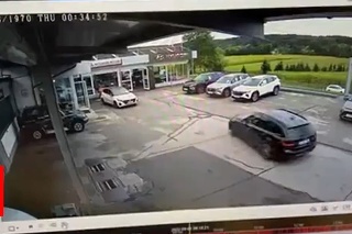 Niekto mal zrejme zlý deň: Šofér chcel zaparkovať na parkovisku. Dopadol však na kapotu auta!