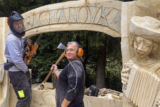 Sekerou aj pílou: Slovenskí rezbári Albert Šimrák a Michal Trnovský vyrezali turistom takúto lavičku.
