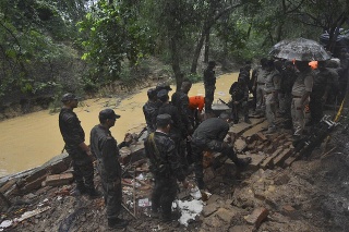 Vyše desať ľudí zahynulo pri zrútení múru v Indii.