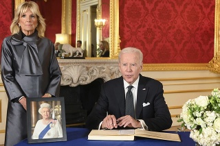 Americký prezident Joe Biden podpisuje kondolenčnú knihu pre kráľovnú Alžbetu II. v Lancaster House v Londýne v nedeľu 18. septembra 2022.