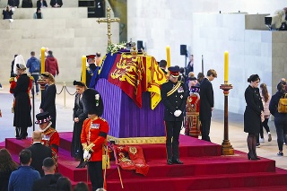 Kráľ povolil princovi Harrymu vojenskú uniformu, keď v sobotu držal stráž pri rakve babičky.