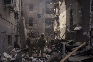 Fotografie po sobotňajšom ruskom útoku v Charkove. Jedným z miest, ktoré zasiahli rakety, bolo podľa New York Times nákupné centrum.