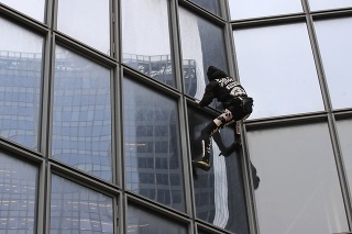 Extrémny francúzsky lezec Alain Robert lezie po mrakodrape, v ktorom sídli spoločnosť Total v Paríži.