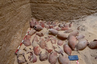 Českí egyptológovia objavili v Abúsíre takmer 400 nádob so zvyškami materiálov, ktoré sa používali pri balzamovacích rituáloch.