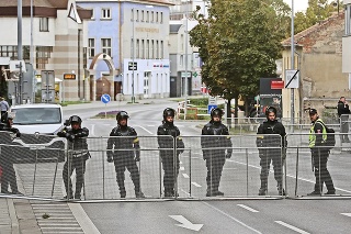 V trnavským uliciach boli policajti a zátarasy, ale presun fanúšikov bol kľudný.