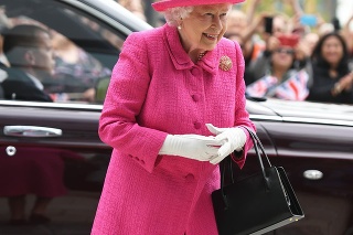 Kráľovná Alžbeta II. sa bez svojho milovaného doplnku nepohla takmer nikam.