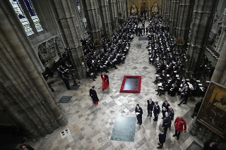 Hostia a úradníci začínajú zaberať svoje miesta pred pohrebom kráľovnej Alžbety II. vo Westminsterskom opátstve.