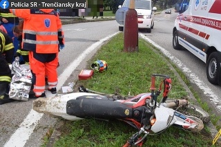 Mladá motocyklistka jazdila v čase zákazu, pri nehode sa vážne zranila.
