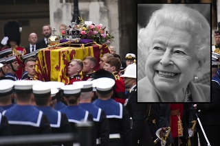 Ravka s pozostatkami Alžbety II. prevážajú do Westminsterského opátstva.