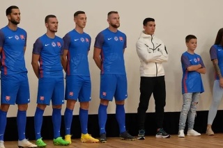 Slovenskí futbalisti pózujú v nových dresoch.