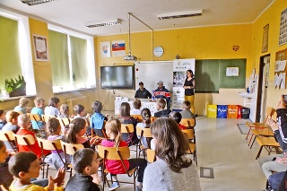 V jablonovskej základnej škole sa žiaci nevedeli dočkať Attilu Végha, s ktorým mali najprv besedu a potom si aj spoločne zacvičili.