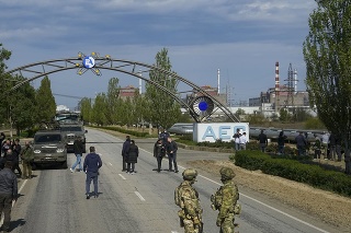 Ruskí vojaci hliadkujú na ceste, ktorá vedie k Záporožskej jadrovej elektrárni (archívne foto).
