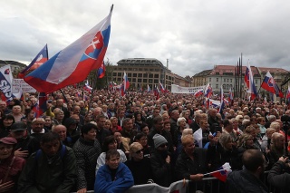V Bratislave sa koná protivládny protest organizovaný stranou Smer-SD.
