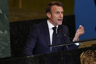 Francúzsky prezident Emmanuel Macron hovorí  na 77. Valnom zhromaždení OSN.