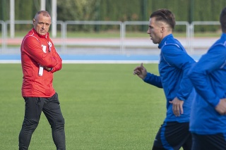 Na snímke zľava slovenský futbalový reprezentačný tréner Francesco Calzona a slovenskí futbaloví reprezentanti Peter Pekarík a Martin Regáli počas tréningu na zraze slovenskej futbalovej reprezentácie pred zápasmi Ligy národov.