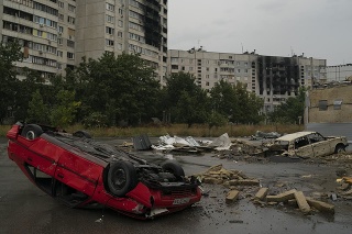 Vraky áut pri bytovkách, ktoré boli v predchádzajúcich mesiacoch značne poškodené ruskými útokmi