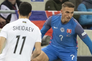 Na snímke sprava Kristián Vallo (Slovensko) a Ramil Šejdajev (Azerbajdžan) počas zápasu 5. kola 3. skupiny C-divízie Ligy národov vo futbale Slovensko - Azerbajdžan.