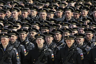Rusko tvrdí, že stratilo len 5 900 vojakov, Ukrajina tvrdí, že ich zabila už 54 000.