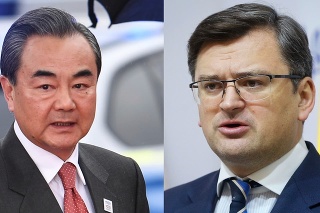 Čínsky minister zahraničných vecí Wang I a minister zahraničných vecí Ukrajiny Dmytro Kuleba.