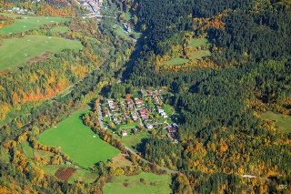  Letecký pohľad na Gelnicu s chatrčami i maringotkami. Nové bývanie má vzniknúť v osade Háj.