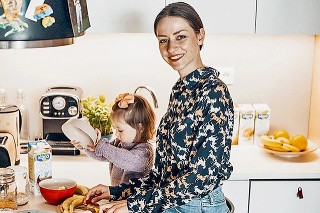 V kuchyni pripravuje s dcérkou Izabelkou všetky dobroty.