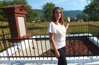 Hrušovčanka Agnesa Korcsmárosová (31) pri vynovenom mieste posledného odpočinku Keresztélyho Raisza