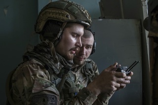 Ukrajinskí vojaci sa pozerajú na obrazovku dronu. (Ilustračná fotografia)