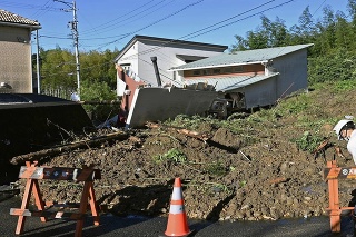 Tropická búrka Talas rozpútala v sobotu v niektorých častiach Japonska prudké dažde, ktoré spôsobili zosuvy pôdy, zastavili vlaky a zabili muža po tom, čo narazil autom do rybníka.