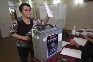 Žena z Luhanskej oblasti volí počas referenda o pripojení samozvanej Luhanskej republiky k Rusku vo volebnej miestnosti zriadenej v dočasnom ubytovaní vo Volgograde.