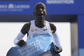 Eliud Kipochoge v cieli maratónu v Berlíne, kde minulý víkend zabehol fantastický svetový rekord.