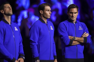 Novak Djokovič (vľavo) počas rozlúčky s Rogerom Federerom. 