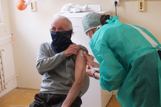 Vakcína proti chrípke môže najmä starším ľuďom zachrániť život.