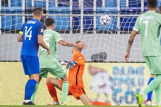 Na snímke brankár Marek Rodák (Slovensko) inkasuje gól počas zápasu 6. kola C-divízie Ligy národov.