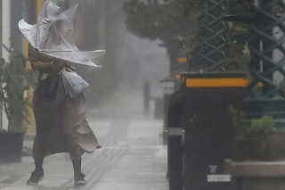 Búrka zaplavila časti Japonska, vypla elektrinu, zranila vyše 60 ľudí.