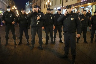 Policajti zatýkajú demonštrantov počas protestu proti mobilizácii 21. septembra 2022 v Moskve. Viac než 650 demonštrantov už zatkli v 30 mestách v Rusku na protestoch proti čiastočnej mobilizácii, ktorú v stredu vo svojom prejave oznámil prezident Vladimir Putin.