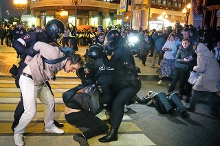 Polícia brala demonštrantov násilím preč.
